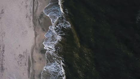 Blick-Aus-Der-Vogelperspektive-Auf-Das-Meer-Mit-Wellen,-Die-Am-Strand-Krachen