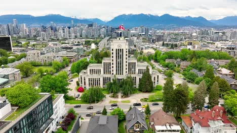 Drohne-Nähert-Sich-Dem-Rathaus-Von-Vancouver-In-Vancouver,-Britisch-Kolumbien,-Kanada
