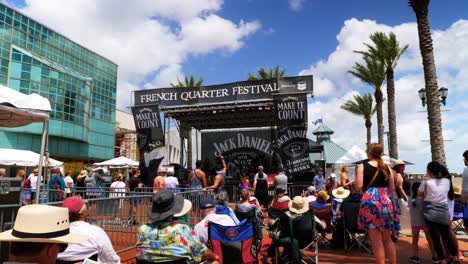 Menschenmenge,-Die-Aufführung-Beobachtet,-Woldenberg-Park,-French-Quarter-Fest,-New-Orleans