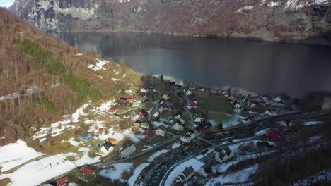 Luftaufnahme-Aus-Der-Ferne-über-Das-Dorf-Undredal-Am-Aurlandsfjord-–-Sonnige-Winteraufnahme-Bei-Sonnenaufgang