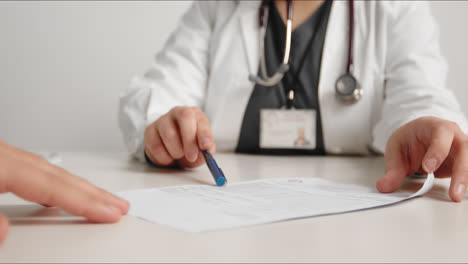 Médico-Explicando-Los-Resultados-Del-Examen-Al-Paciente,-Primer-Plano