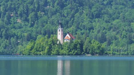 Kirche-Mariä-Himmelfahrt-Am-Bleder-See-In-Slowenien