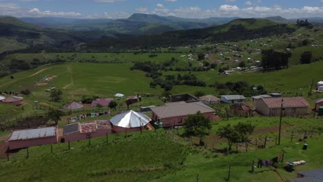 Drohnenaufnahme-Der-Transkei-In-Südafrika-–-Drohne-Fliegt-über-Einige-Traditionelle-Häuser