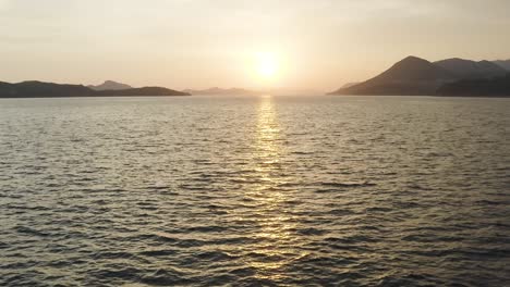 Fliegen-In-Den-Sonnenuntergang-über-Dem-Adriana-Meer-In-Dubrovnik,-Kroatien
