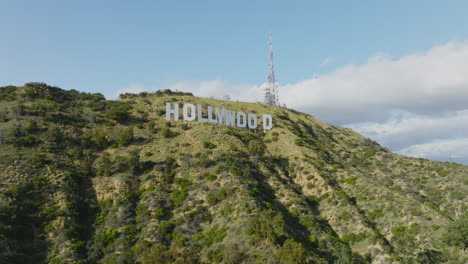 Willkommen-In-Hollywood,-Drohnenaufnahme-Des-Berühmten-Hollywood-Schildes-Des-Tages