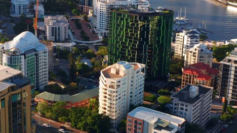 Luftaufnahme-Des-Lotus-Tower-In-Der-Lambert-Street,-Kangaroo-Point-In-Brisbane-City,-Queensland,-Australien