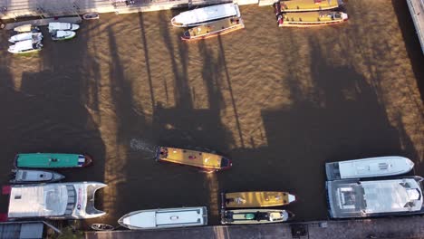 Touristenboot,-Das-Am-Hafen-Des-Tigre-Flusses-In-Der-Provinz-Buenos-Aires,-Argentinien,-Ankommt