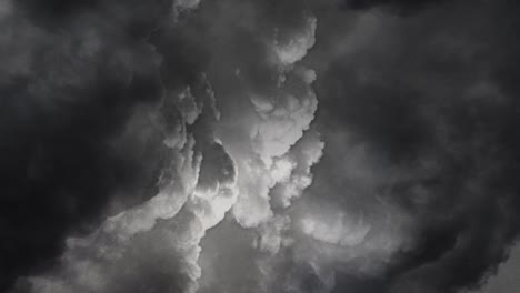 4k-Perspektive,-Gewitter,-Das-In-Der-Dunklen-Cumulonimbus-Wolke-Einschlug
