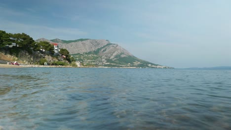 4K-Cinematic-nature-travelling-footage-of-a-panoramic-view-of-the-cliffs-and-mountains-of-Omis-next-to-Split,-Croatia-on-a-sunny-day