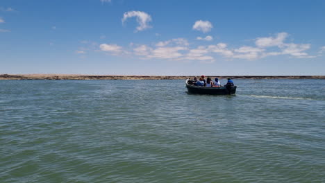 Grupo-De-Turistas-En-Movimiento-En-Barcos-De-Pescadores-En-La-Laguna-De-Nayla-En-Marruecos