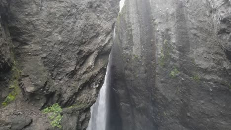 Drohnenaufnahmen-Eines-Wasserfalls-In-Einer-Engen-Schlucht-Im-Talkessel-Mafate-Auf-Der-Insel-La-Réunion