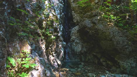 Bach-Wasserfall-Teich-Auf-Der-Insel-Vancouver,-Britisch-Kolumbien,-Kanada