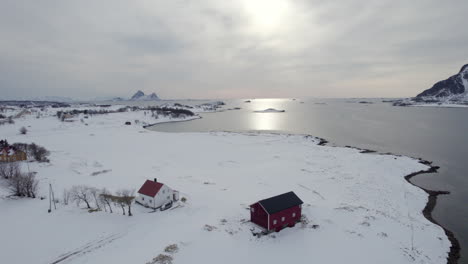 Aufschlussreicher-Norwegischer-Traditioneller-Bauernhof,-Schöne-Winterlandschaft,-Rückwärts-Aufgenommene-Luftdrohnenaufnahme