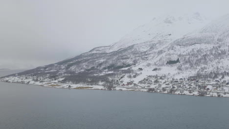 Kåfjord-town-and-harbour-by-the-foot-of-the-mountain-in-Olderdalen,-Norway
