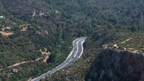 Coches-Que-Circulan-Por-La-Carretera-Que-Serpentea-A-Través-De-Las-Montañas-Hacia-Nicosia-Chipre