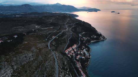 Drone-Sobre-La-Hermosa-Ciudad-De-Dubrovnik-En-Croacia