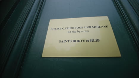 Ukrainische-Katholische-Kirche-In-Frankreich-Nahaufnahme-Der-Eingangstür-Mit-Schildern