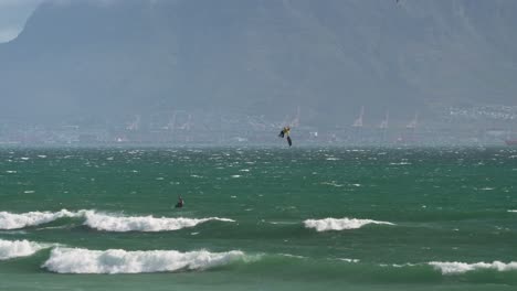 Kiteboarder-Obtiene-Gran-Aire-Con-Megaloop-En-Red-Bull-King-Of-The-Air