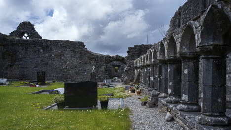 Lapso-De-Tiempo-De-Movimiento-De-La-Ruina-Medieval-De-La-Abadía-De-Creevelea-En-El-Condado-De-Leitrim-En-Irlanda-Como-Un-Monumento-Histórico-Y-Un-Cementerio-Con-Nubes-Dramáticas-En-El-Cielo-En-Un-Día-De-Verano