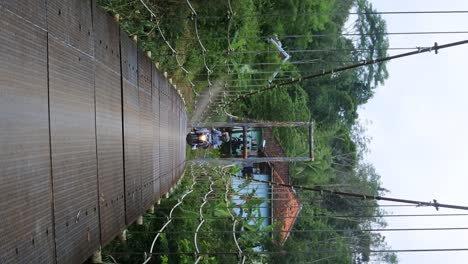 Hängebrücke-über-Den-Fluss-Mit-Motorradüberquerung-Am-Morgen-In-Sukabumi,-Westjava,-Indonesien-Am-4.-Mai-2022