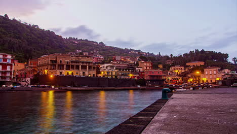Catania,-Italien:-Blick-Auf-Den-Hafen-Entlang-Der-Strandstadt-Der-Metropole-Catania,-Italien-An-Einem-Bewölkten-Tag-Im-Abendzeitraffer