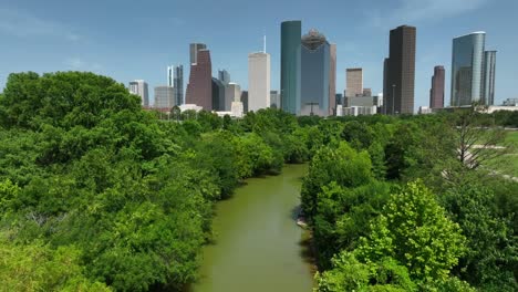 Río-Y-Parque-Buffalo-Bayou-Con-Panorama-Del-Horizonte-De-La-Ciudad-De-Houston,-Texas