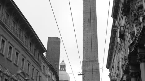 Monochrome-Of-The-Medieval-Asinelli-Tower-In-Bologna,-Italy