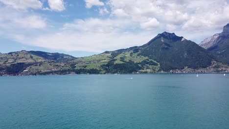 Luftaufnahme-Von-Boot,-See-Und-Schweizer-Bergen