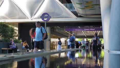Canary-Wharf,-London,-United-Kingdom---August-2022---People-walking-to-work-in-the-morning-through-Canary-Wharf-station-for-the-new-Elizabeth-Line