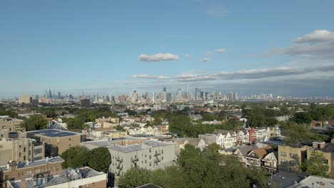 Aufsteigende-Luftdrohnenaufnahme-Der-Skyline-Von-New-York,-Horizont-Während-Der-Golden-Hour,-Aufnahme-In-Jersey-City,-New-Jersey