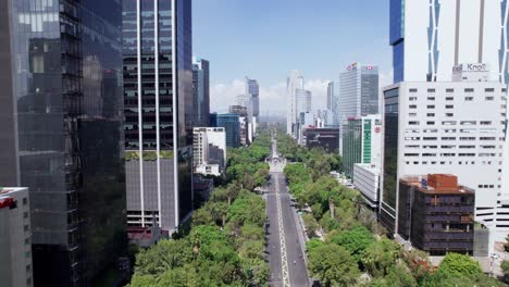 Luftaufnahmen-Zwischen-Gebäuden-Entlang-Der-Reforma-Avenue-In-Richtung-Des-Engels-Der-Unabhängigkeit-In-Mexiko-Stadt