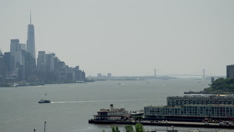 Wassertaxi-Schwimmt-Im-Hudson-River-Zwischen-Manhattan-Und-New-Jersey-In-New-York-City,-USA