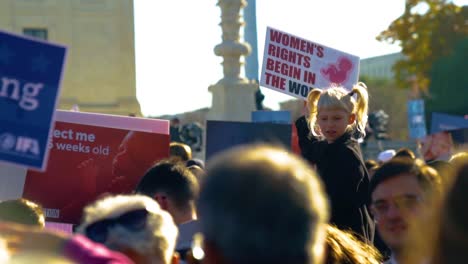 Kleines-Mädchen-Hält-Während-Eines-Protestes-Ein-Schild