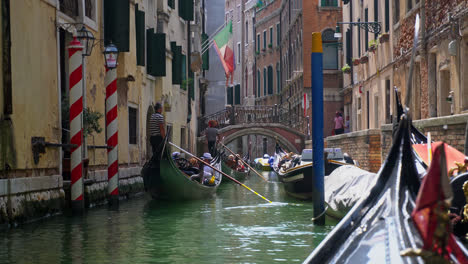 Tourists-Riding-The-Famous-Gondola-Boats-In-The-City-Of-Venice,-Italy