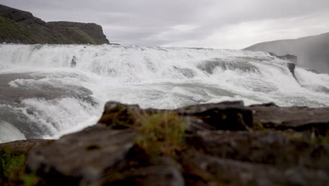 Guffoss-Falls-En-Islandia-Con-Rocas-Con-Video-Cardán-En-Cámara-Lenta