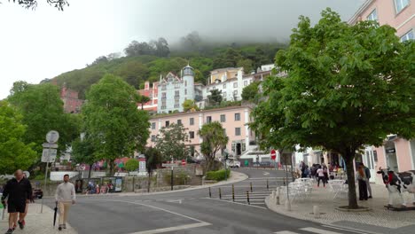 Nebliger-Nebel-Auf-Dem-Berg-In-Der-Nähe-Der-Stadt-Sintra-In-Portugal