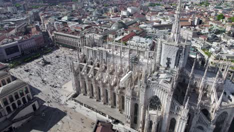 Ornamentada-Catedral-De-Milán-Y-Masas-De-Turistas-En-Piazza-Del-Duomo