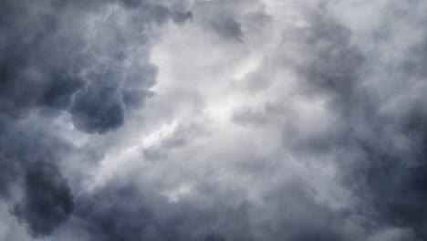 4k-Wolken-Am-Dunklen-Himmel,-Ein-Blitz-In-Den-Wolken