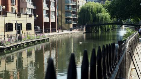 Reading-Town-Centre-for-banking,-dinning,-shopping,-Reading-Station,-and-sitting-at-the-Forbury-park-or-along-the-canal