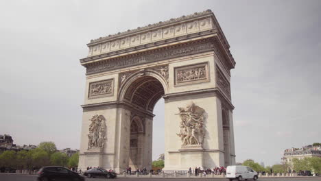 Verkehr-Vor-Dem-Arc-De-Triomphe-Bei-Tageslicht-Im-April,-Paris,-Frankreich-4k-Weitwinkelaufnahme