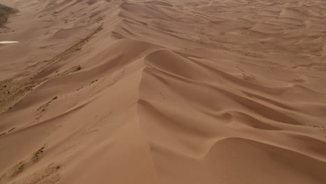 Backward-aerial-view-of-goby-desert-sand-dunes,-mongolia