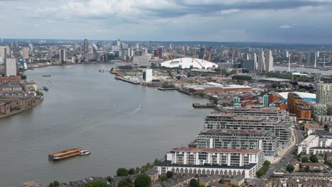 Apartments-Am-Flussufer-An-Der-Themse,-London,-Greenwich,-Das-O2-Im-Hintergrund-Mit-Drohnenansicht