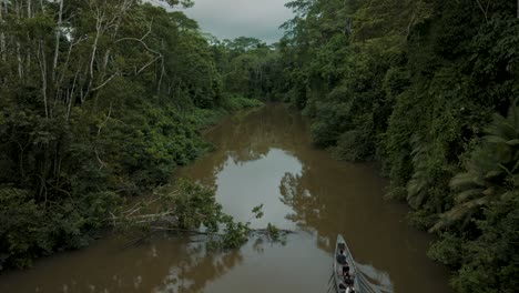 Traditionelles-Holzboot,-Das-Auf-Einem-Exotischen-Wald-Im-Amazonas-Regenwald-Segelt