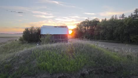 Farbenfroher-Sonnenuntergang-Hinter-Einem-Wald-Und-Verlassenen-Scheunen-Im-Süden-Von-Alberta