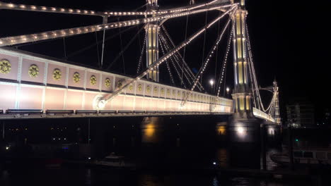 Blick-Auf-Die-Berühmte-Albert-Bridge,-Die-Nachts-In-Chelsea-Beleuchtet-Wird