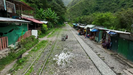 Die-Eisenbahnstrecke-Von-Machu-Picchu-An-Der-Hot-Waters-Station,-Die-Den-Dschungel-Und-Den-Fluss-Urubamba-überquert