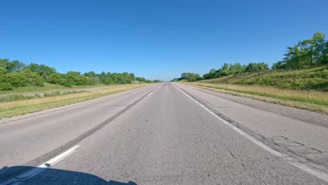 POV-Während-Der-Fahrt-Auf-Der-Interstate-80-Durch-Das-Ländliche-Illinois