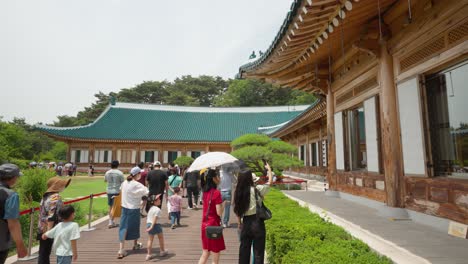 Besucher-Der-Präsidentenresidenz-Im-Traditionellen-Koreanischen-Hanok-Stil,-Nachdem-Das-Blaue-Haus-Des-Cheong-Wa-Dae-Für-Die-Öffentlichkeit-Geöffnet-Wurde