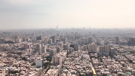 Vista-Aérea-De-Drones-Hacia-Atrás-De-Edificios-En-La-Ciudad-De-Karachi