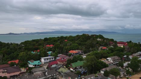 Panoramaansicht-Eines-Kleinen-Dorfes-Auf-Der-Insel-In-Der-Nähe-Von-Koh-Pangan,-Haad-Rin,-Thailand